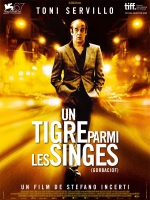 UN TIGRE PARMI LES SINGES