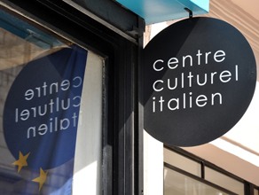 Vue de côté du Centre Culturel Italien